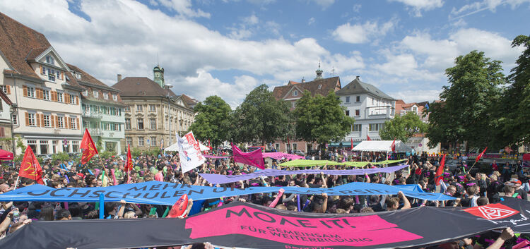 Riesiger Andrang herrschte unter dem Motto „Move it!“ auf dem Esslinger Marktplatz.Foto: Peter Dietrich