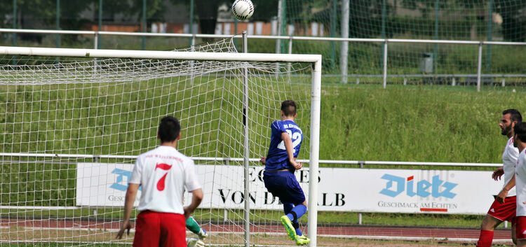 Fussball-Landesliga: VfL Kirchheim (blau) - TSV Weilimdorf.Riesenchance für Vfl Ball an Latte und zurück