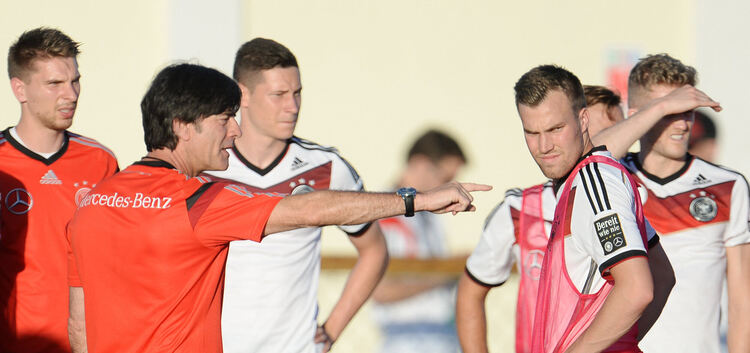 Head coach Joachim Loew (2-L) and Kevin Grosskreutz during a training session of the German national soccer team at the training
