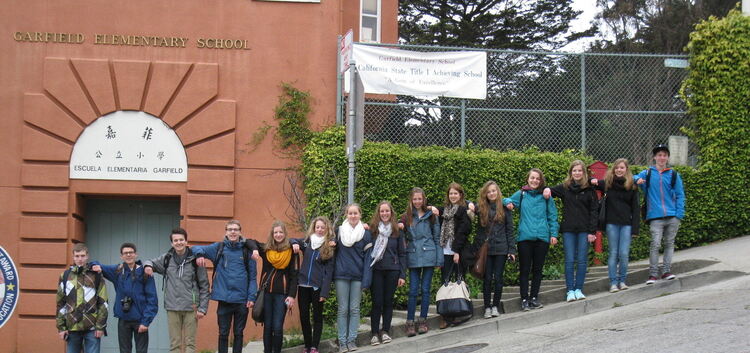 Auf diesem Bild machen die Schüler des Schlossgymnasiums deutlich, wie steil die Straßen von San Francisco mitunter sein können.