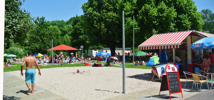 Wo sich früher auf dem Freibadgelände der Kinderspielplatz befand, gibt es heute einen großen Sandkasten. Dieser ist allerdings