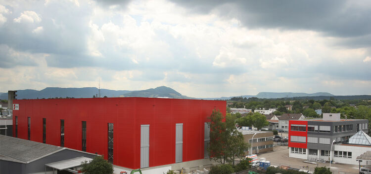 Die neu entstandene Montagehalle (großes, rotes Gebäude links) ermöglicht es der Firma Sprimag, in Zukunft das erhöhte Montagevo