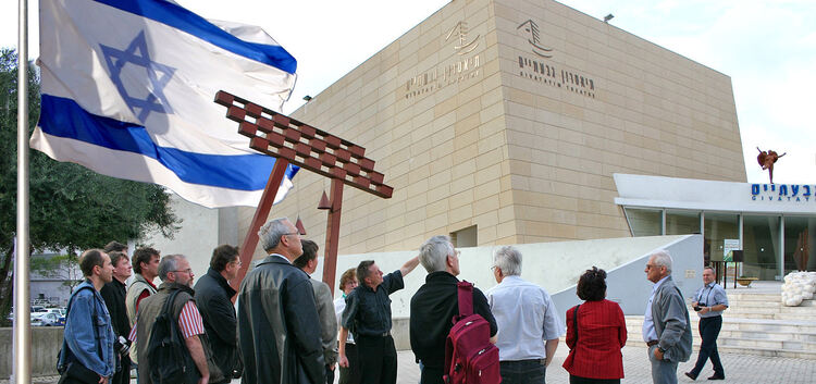 2005 besuchte eine Kreistagsdelegation die israelische Partnerstadt Givatayim.Archiv-Foto: Andreas Volz