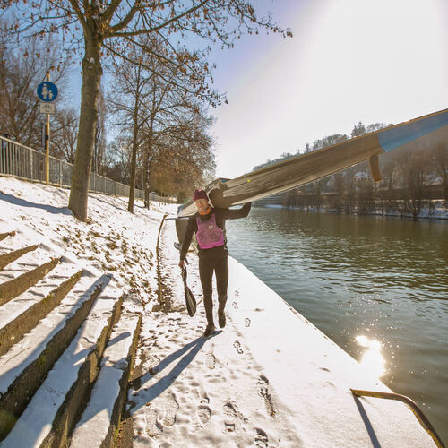 Andreas Hölderle genießt die Ruhe im Winter, wenn er mit seinem Kajak auf dem Neckar unterwegs ist. Foto: Roberto Bulgrin