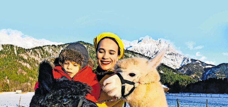 Auf Tuchfühlung: Alpaka-Wanderung mit dem pechschwarzen Enzo und Blondschopf Milo.Foto: Marc Vorsatz