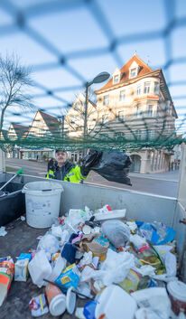 Täglich fällt in Kirchheim allerhand Müll auf den Straßen an. Städtische Mitarbeiter müssen ihn beseitigen, was hohe Kosten veru