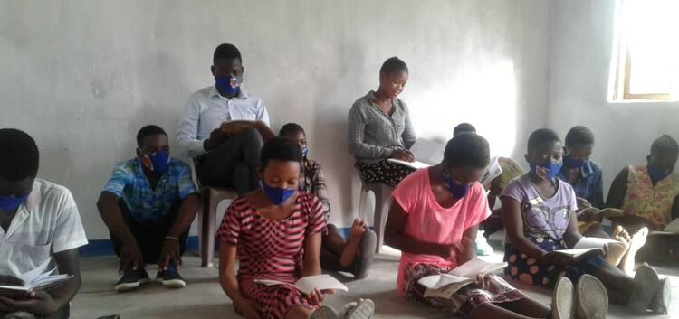 Stühle sind in der Secondary School in Malawi Mangelware. Die meisten Schüler müssen beim Lernen noch auf dem Boden sitzen. Foto