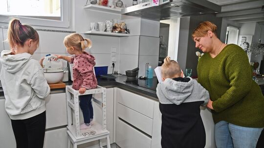 Familie intensiv: Wie so oft in der Pandemie wird bei Heinschs gemeinsam Kuchen gebacken. Die Schulaufgaben laufen mitunter nebe Familie intensiv: Wie so oft in der Pandemie wird bei Heinschs gemeinsam Kuchen gebacken. Die Schulaufgaben laufen mitunter nebe