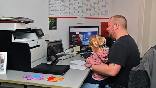 Wenn Markus Heinsch im Homeoffice ist, klettert die zweijährige Tochter gerne auch mal auf Papas Schoß.