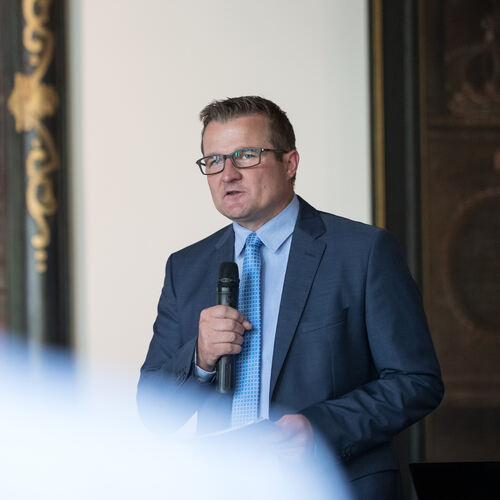 Stefan Wörner - hier im Sitzungssaal des Kirchheimer Rathauses - will Bürgermeister von Pfullingen werden. Archiv-Foto: Carsten