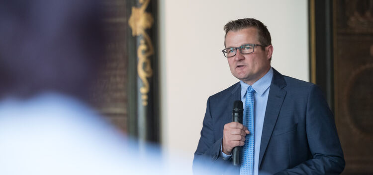 Stefan Wörner - hier im Sitzungssaal des Kirchheimer Rathauses - will Bürgermeister von Pfullingen werden. Archiv-Foto: Carsten