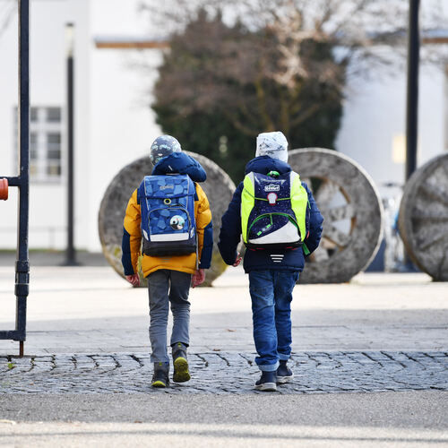 Zwei Grundschüler betreten das Schulgelände im Kirchheimer Freihof - ein ungewohntes Bild: Gestern war der erste Präsenz-Schulta