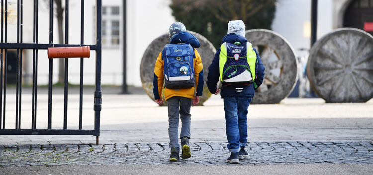 Zwei Grundschüler betreten das Schulgelände im Kirchheimer Freihof - ein ungewohntes Bild: Gestern war der erste Präsenz-Schulta