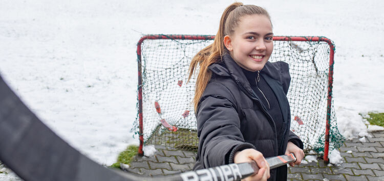 Üben im eigenen Garten: Eishockey-Talent Jennifer Miller feilt in Lockdown-Zeiten auch in Hochdorf an ihrer Form.Foto: Carsten R