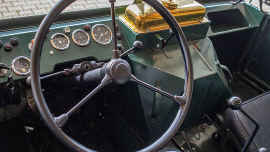 Das Cockpit des Unimog ist recht spartanisch ausgestattet. Foto: Stauferpress Das Cockpit des Unimog ist recht spartanisch ausgestattet. Foto: Stauferpress