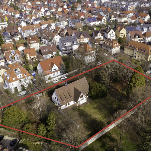 Auf dem rot umrandeten Feld sollen mehrstöckige Wohnhäuser entstehen. Das markante Gebäude in der Mitte ist die „Geschirrhütte“