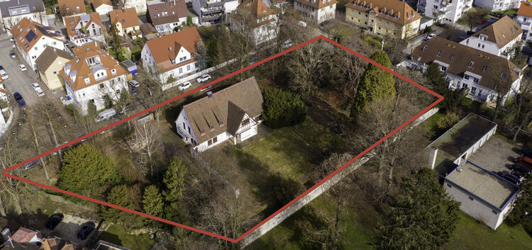Auf dem rot umrandeten Feld sollen mehrstöckige Wohnhäuser entstehen. Das markante Gebäude in der Mitte ist die „Geschirrhütte“