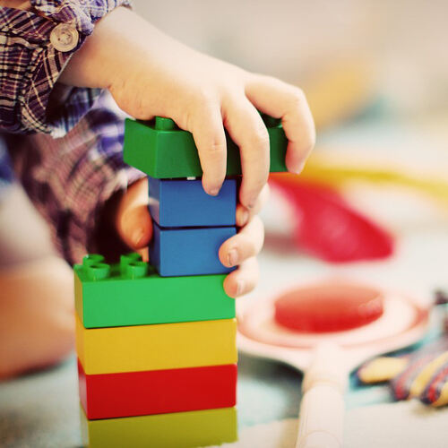 Spielende Kinder, Lego, Betreuung, Kindergarten, KitaBauklötze