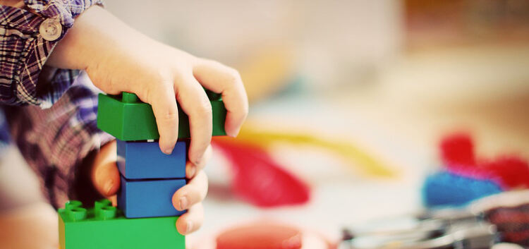 Spielende Kinder, Lego, Betreuung, Kindergarten, KitaBauklötze