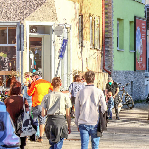 Auf den großen Andrang an den Eisdielen hat das Ordnungsamt der Stadt Nürtingen mit strengeren Verordnungen reagiert und Plakate
