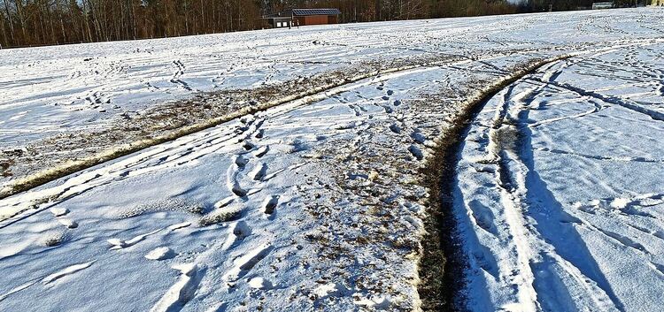 Tiefe Furchen haben Raser noch bei Winterwetter auf dem Flugplatz am Jägerhaus hinterlassen. Foto: pr