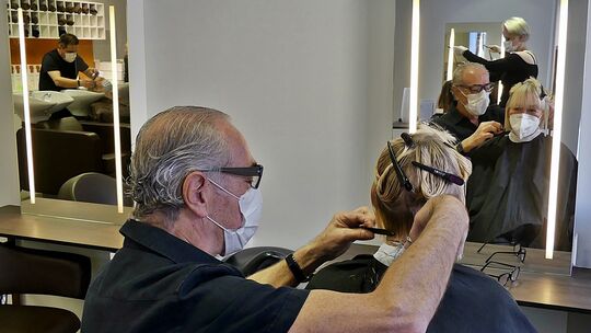 In zahlreichen Kirchheimer Fri-seursalons steppte gestern der Bär. Vor allem viele Stammkunden ergatterten die ersten Termine. F