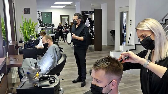 Im Salon „Belle Etage“ in der Dettinger Straße waren etliche der insgesamt 16 Plätze besetzt. Der Terminkalender für die kommend Im Salon „Belle Etage“ in der Dettinger Straße waren etliche der insgesamt 16 Plätze besetzt. Der Terminkalender für die kommend