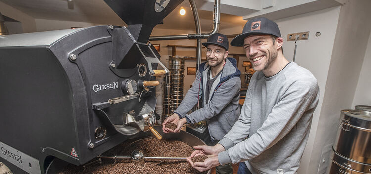 Mathis Hutfilter (links) und Matthias Gohl wollen das Kaffeerösten erlebbar machen.