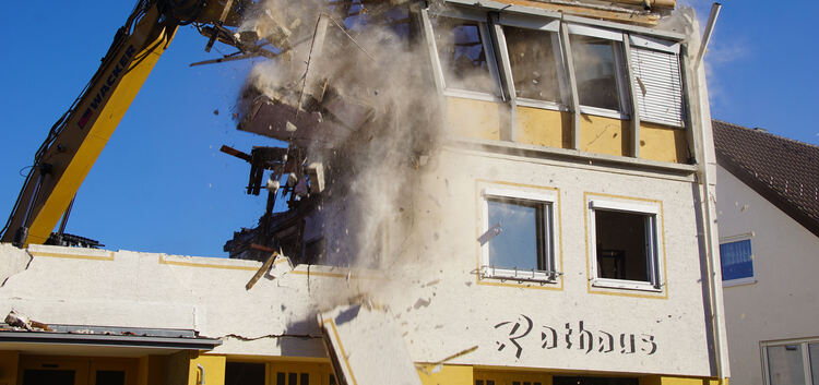 Das Reuderner Rathaus fiel dem Bagger zum Opfer. Foto: Thomas Krytzner