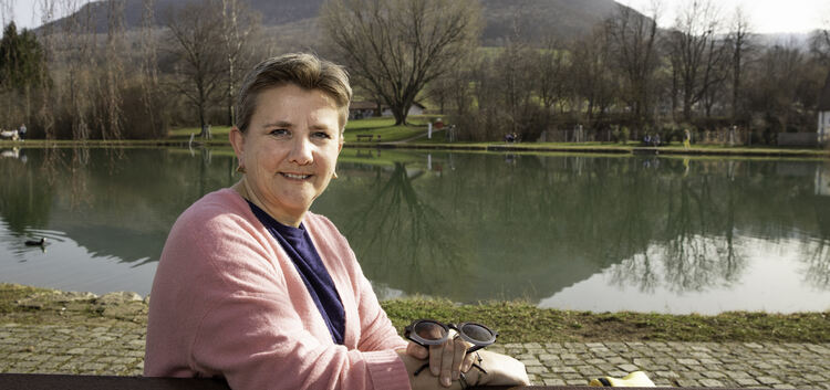 Nach insgesamt 50 Stunden Online-Diskussionen zur deutschen Außenpolitik entspannt sich Hanna Uhlich am See. Foto: Jean-Luc Jacq