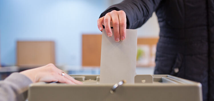 Das kommt immer seltener vor - auch wegen der Pandemie: Jemand wirft seinen Stimmzettel im Wahllokal selbst in die Urne. Immer m