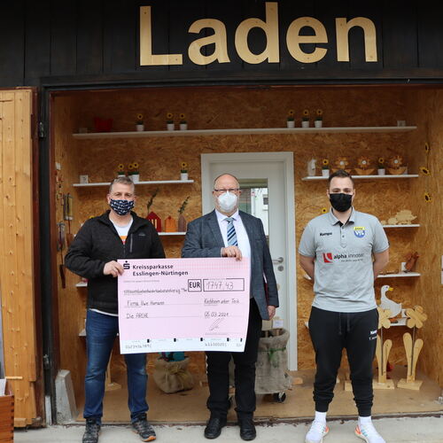 Laufend Geld gesammelt: Uwe und Tim Hamann (rechts) mit Arche-Geschäftsführer Alfred Gscheidle (Mitte).Foto: privat