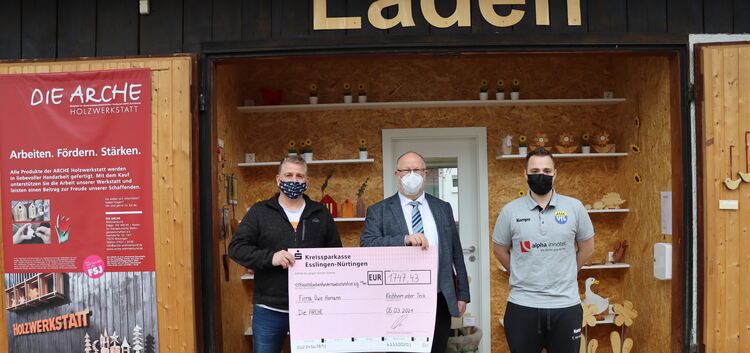 Laufend Geld gesammelt: Uwe und Tim Hamann (rechts) mit Arche-Geschäftsführer Alfred Gscheidle (Mitte).Foto: privat