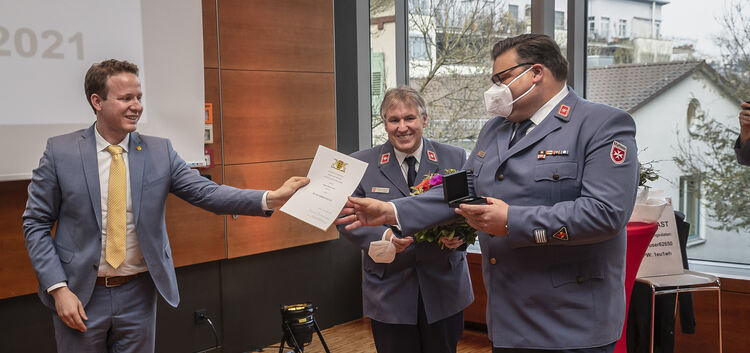 Aus den Händen von Nürtingens Oberbürgermeister Johannes Fridrich (links) nahm Marc Lippe (rechts) die Staufermedaille und die U