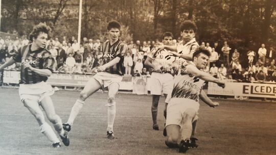 Thomas Brdaric, hier als Zweiter von links im VfL-Dress anno 1993, gibt mittlerweile in Albanien Kommandos von der Seitenlinie.