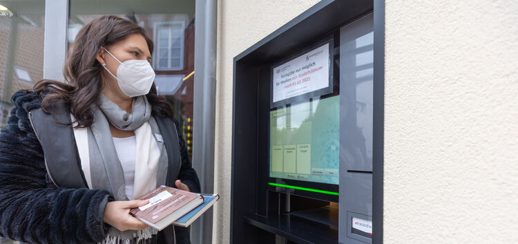 Ellen Keller-Bitzer, Leiterin der Weilheimer Stadtbücherei, testet den neuen Rückgabeautomaten. Mit ihm setzen Stadt und Büchere