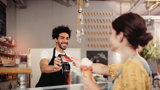 Immer mehr Kunden der Kreissparkasse bezahlen kontaktlos per Karte oder Smartphone.