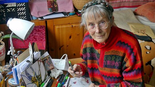 Regina Fährmann, 78, aus Bad Boll in ihrer Ein-Zimmer-Wohnung, das ihr gleichzeitig als Atelier dient. Fotos: Sabine Ackermann