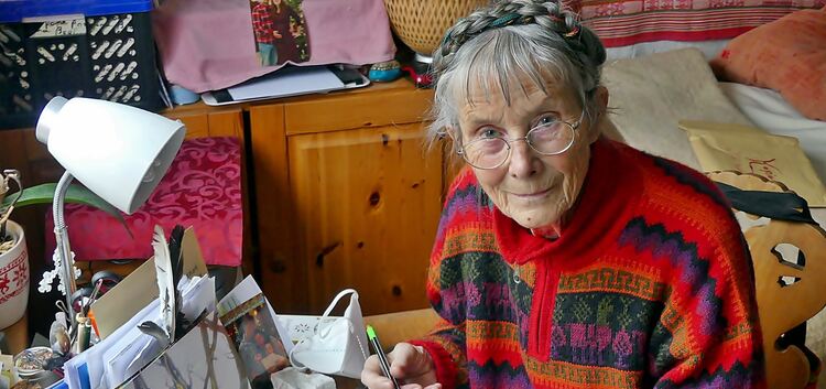 Regina Fährmann, 78, aus Bad Boll in ihrer Ein-Zimmer-Wohnung, das ihr gleichzeitig als Atelier dient. Fotos: Sabine Ackermann