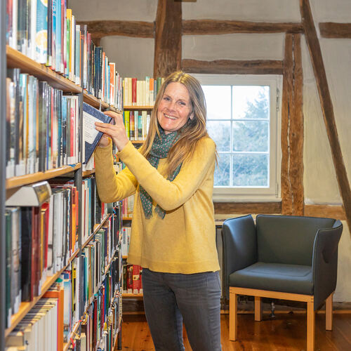 Die Büchereileiterin Ev Dörsam freut sich, dass sie die Bibliothek im Oberlenninger Schlössle wieder öffnen kann. Foto: Carsten