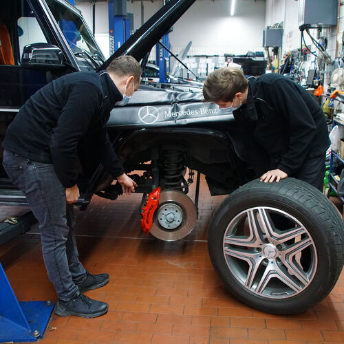 Meister und Lehrling unterhalten sich im Dettinger Autohaus Karl Russ über Bremssysteme. Auszubildende zu gewinnen ist in Zeiten