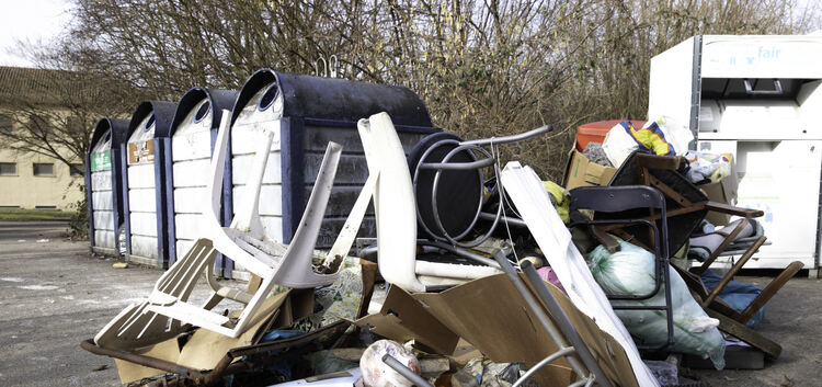Sammelcontainer des Landkreises sind für viele ein beliebter Abladeort für alle Arten von Müll.Foto: Jean-Luc Jacques