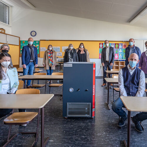 Heißen die neue Luft-Reinigungskraft in der Lindachschule willkommen (v.l.): Sitzend Jesingens Ortsvorsteherin Gabriele Armbrust