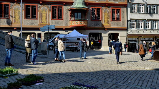 Auf dem Tübinger Markplatz beim Rathaus heißt es: Warten, bis man den Schnelltest machen kann - ehe es in die Läden der Innensta Auf dem Tübinger Markplatz beim Rathaus heißt es: Warten, bis man den Schnelltest machen kann - ehe es in die Läden der Innensta