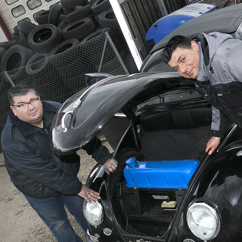 Ivan und Zoran Vranjes restaurieren alte Autoschätze.Foto: Ines Rudel