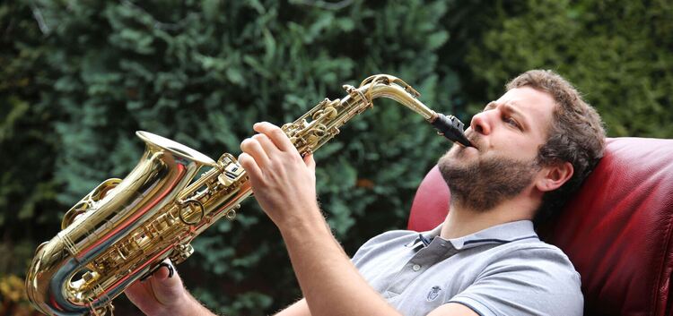 Das Saxofon fasziniert den Weilheimer Adrian Planitz bereits seit frühester Jugend. Foto: Rainer Kellmayer