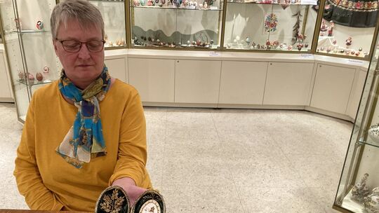 Gabi Braun ist stolz auf ihr selbst gestaltetes Nandu-Osterei. Fotos: Marion Brucker
