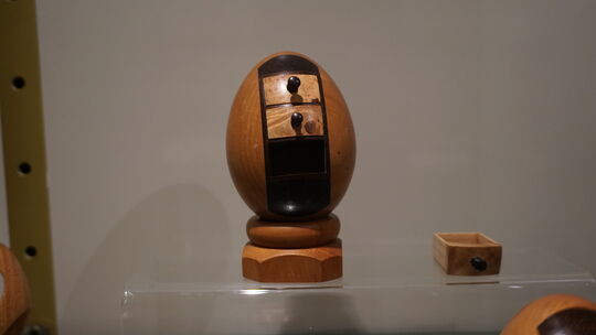 Gabi Brauns Lieblingsei ist ein Exponat aus Holz mit drei Schubladen (rechts oben). Bestickte und bemalte Eier aus Rumänien (obe