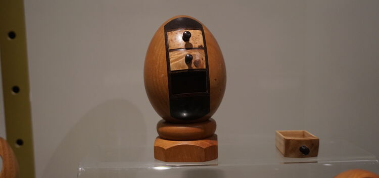 Gabi Brauns Lieblingsei ist ein Exponat aus Holz mit drei Schubladen (rechts oben). Bestickte und bemalte Eier aus Rumänien (obe