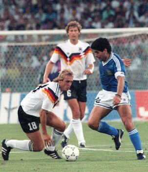 So haben ihn nicht nur VfB-Fans in Erinnerung: Jürgen Klinsmann kämpft im WM-Finale 1990 mit Argentiniens Diego Maradona. Foto: